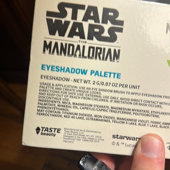 Star Wars Mandalorian Eyeshadow Palette - Picture 3 of 3